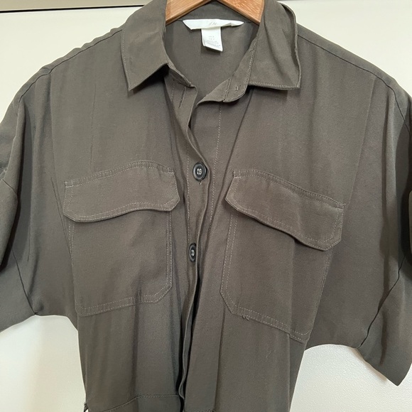 H & M Wide Leg Cargo Jumpsuit in Khaki Green. Size 4 - Picture 8 of 8